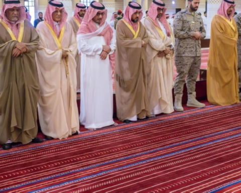 أمير الرياض يؤدي صلاة الميت على الأميرة الجوهرة بنت فيصل