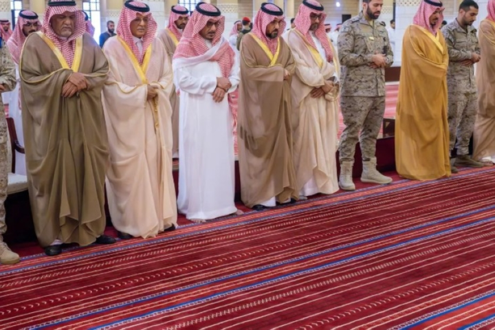 أمير الرياض يؤدي صلاة الميت على الأميرة الجوهرة بنت فيصل
