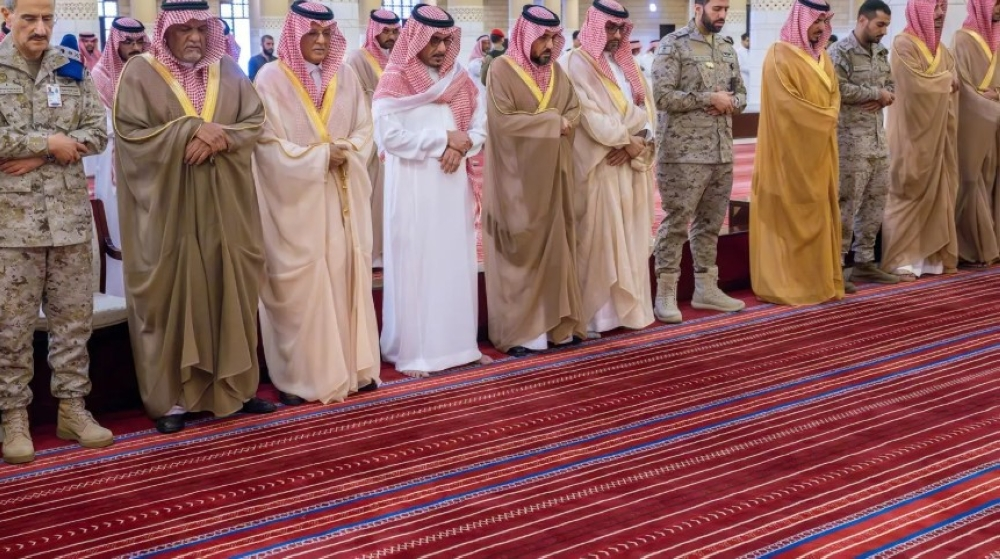أمير الرياض يؤدي صلاة الميت على الأميرة الجوهرة بنت فيصل