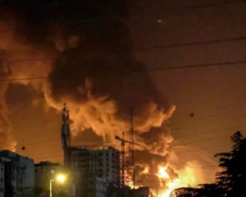 تفاصيل اندلاع حريق قرب مطار مشهد وتأثيره على إيران