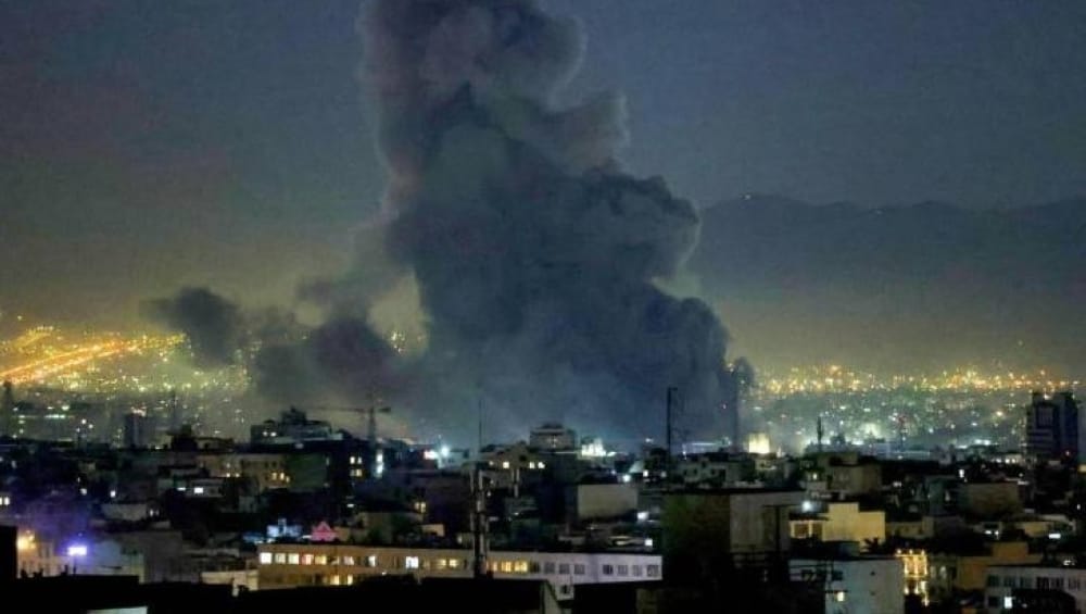 أحدث تطورات حرب إيران: غارات تستهدف جسر طهران وكرج